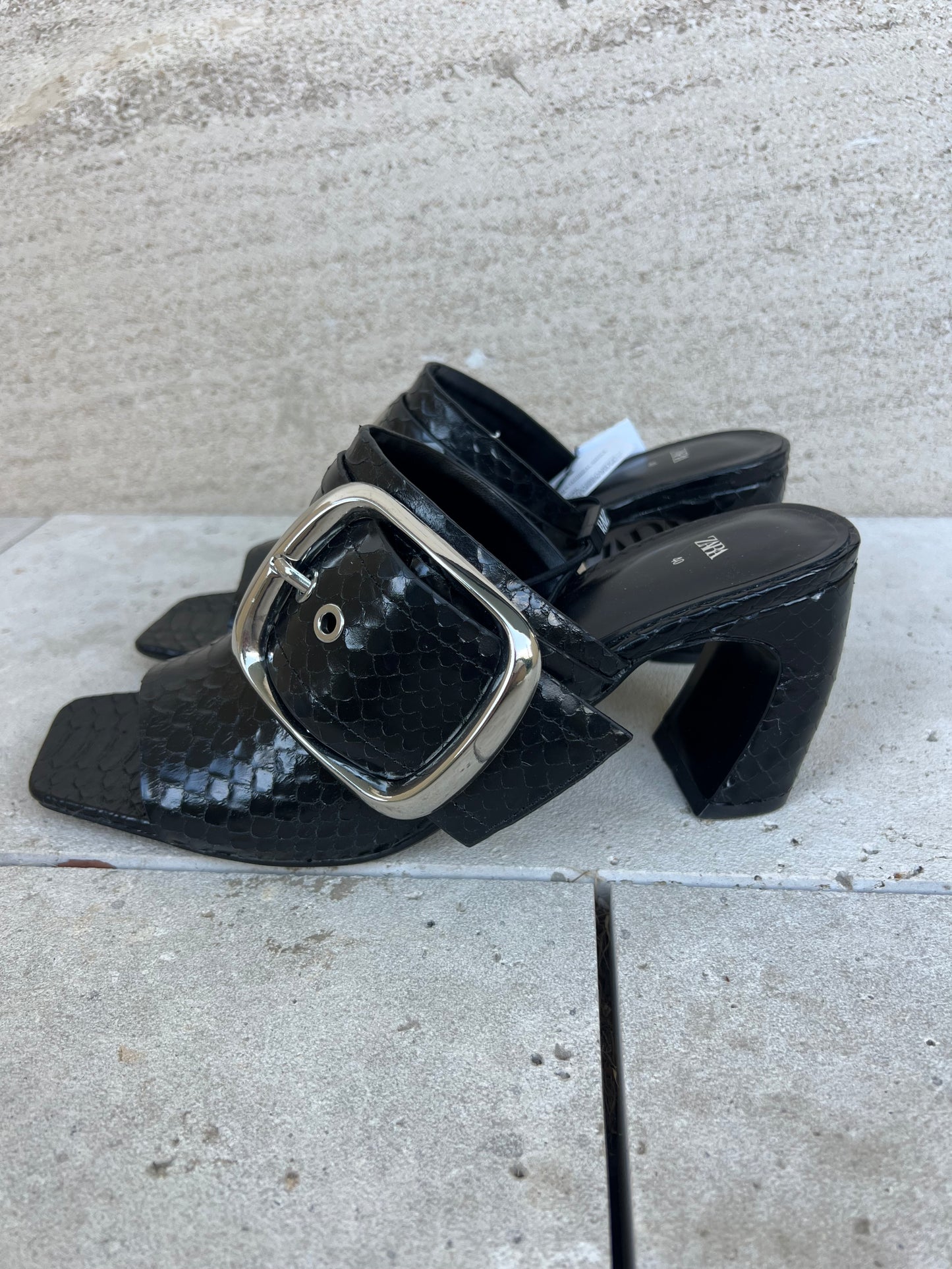 ZARA. Sandalias piel detalle tacón. T 40