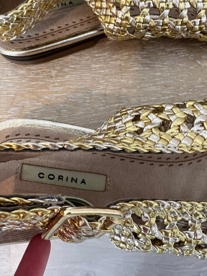 CORINA. Sandalia plana troquelada dorada. T 38