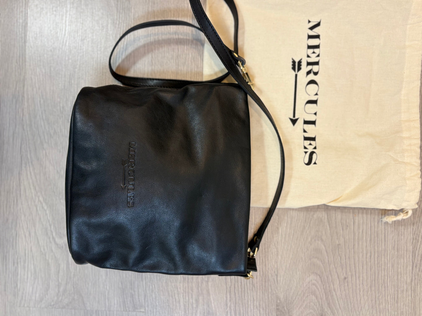 MERCULES. Bolso negro piel asa larga