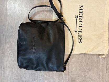 MERCULES. Bolso negro piel asa larga