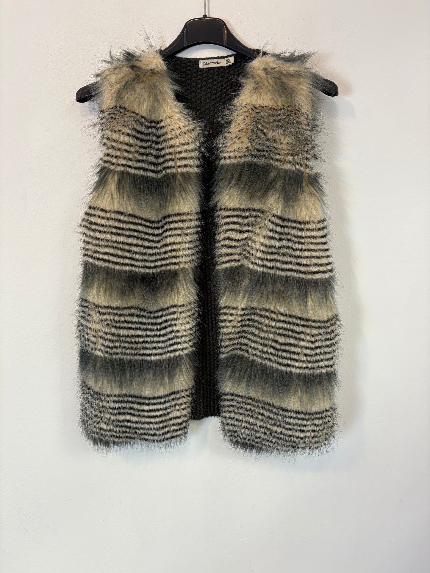 STRADIVARIUS. Chaleco pelo frontal. T S