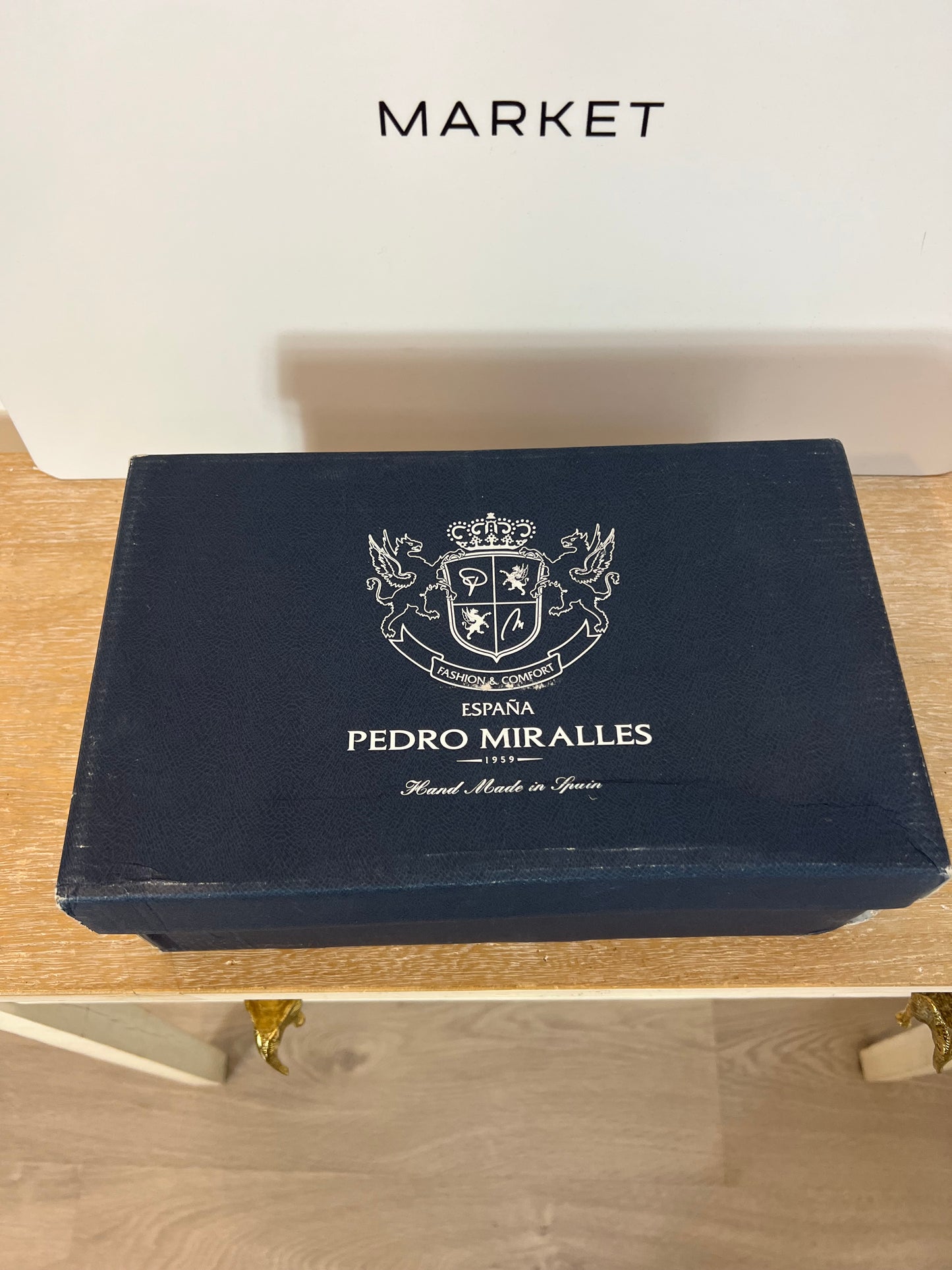 PEDRO MIRALLES. Zapatos de tacón dorados. T 39