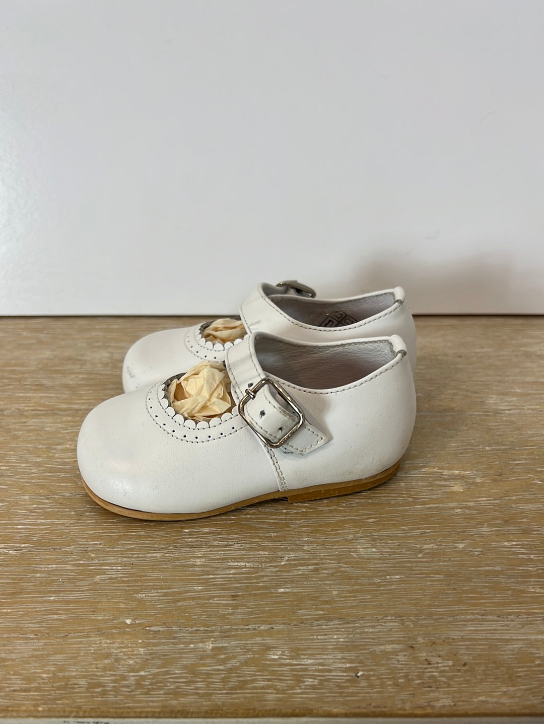 OKAA. Zapatos blanco hebilla T.18