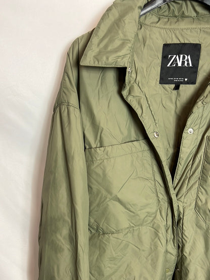 ZARA. Chaqueta verde acolchada. T XS (tara)