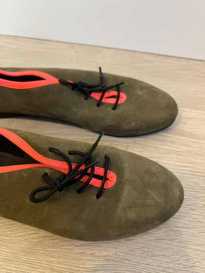 MR VELOUS. Zapato plano piel verde y rosa flúor. T 39