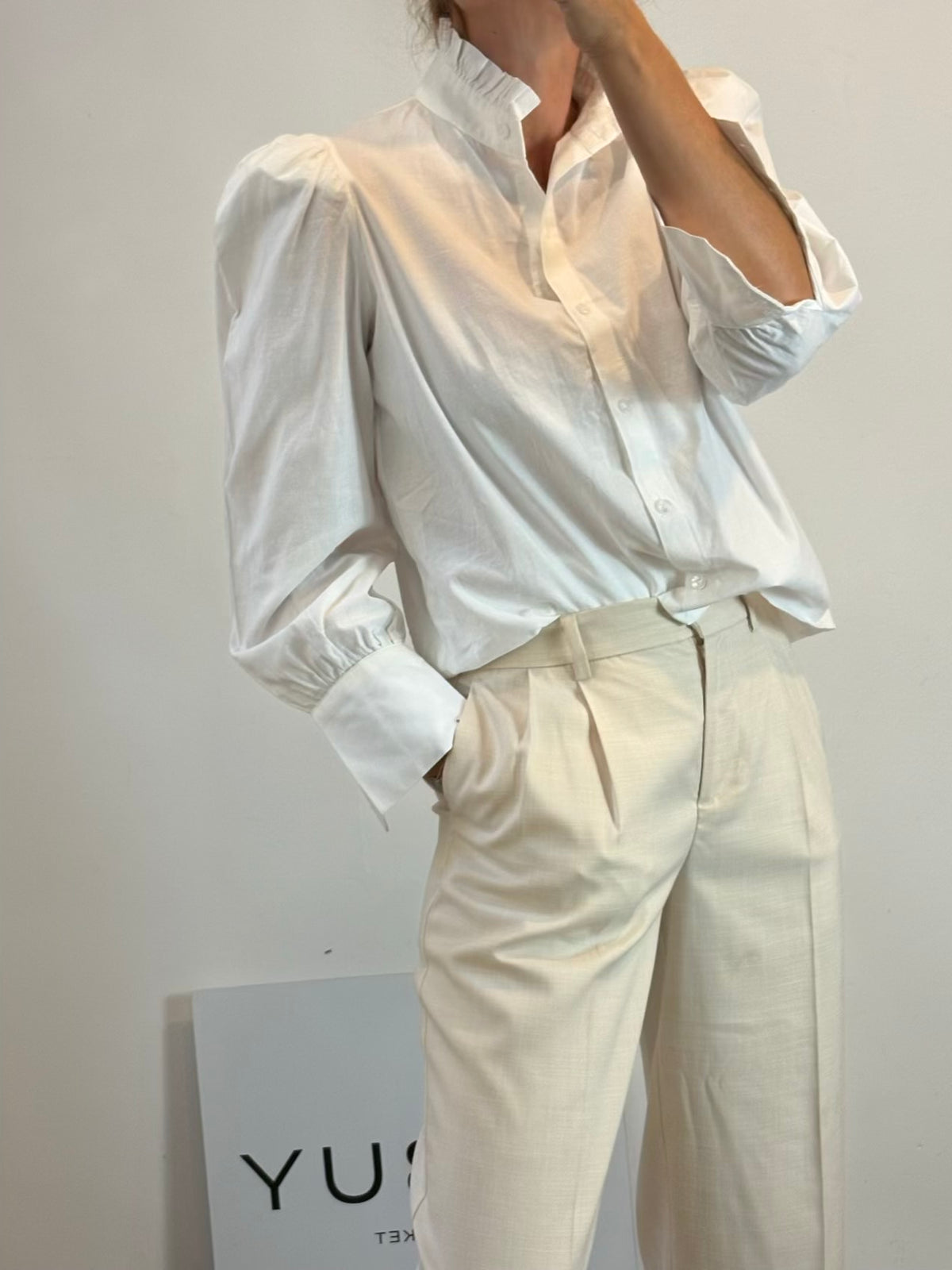 DELUEM. Camisa blanca detalle cuello