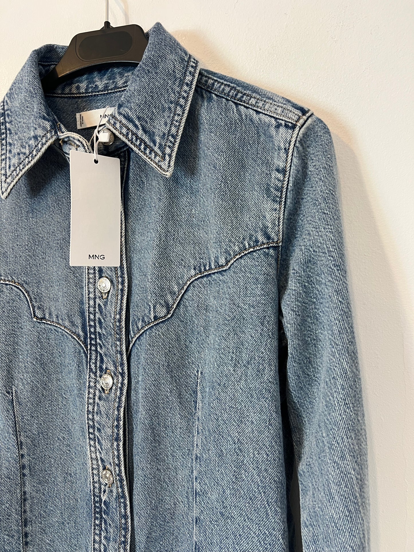 MANGO. Chaqueta/sobrecamisa denim