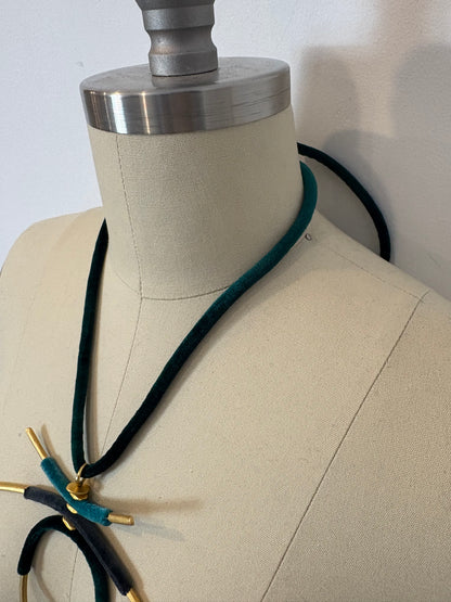 OTRAS. Collar dorados y terciopelo