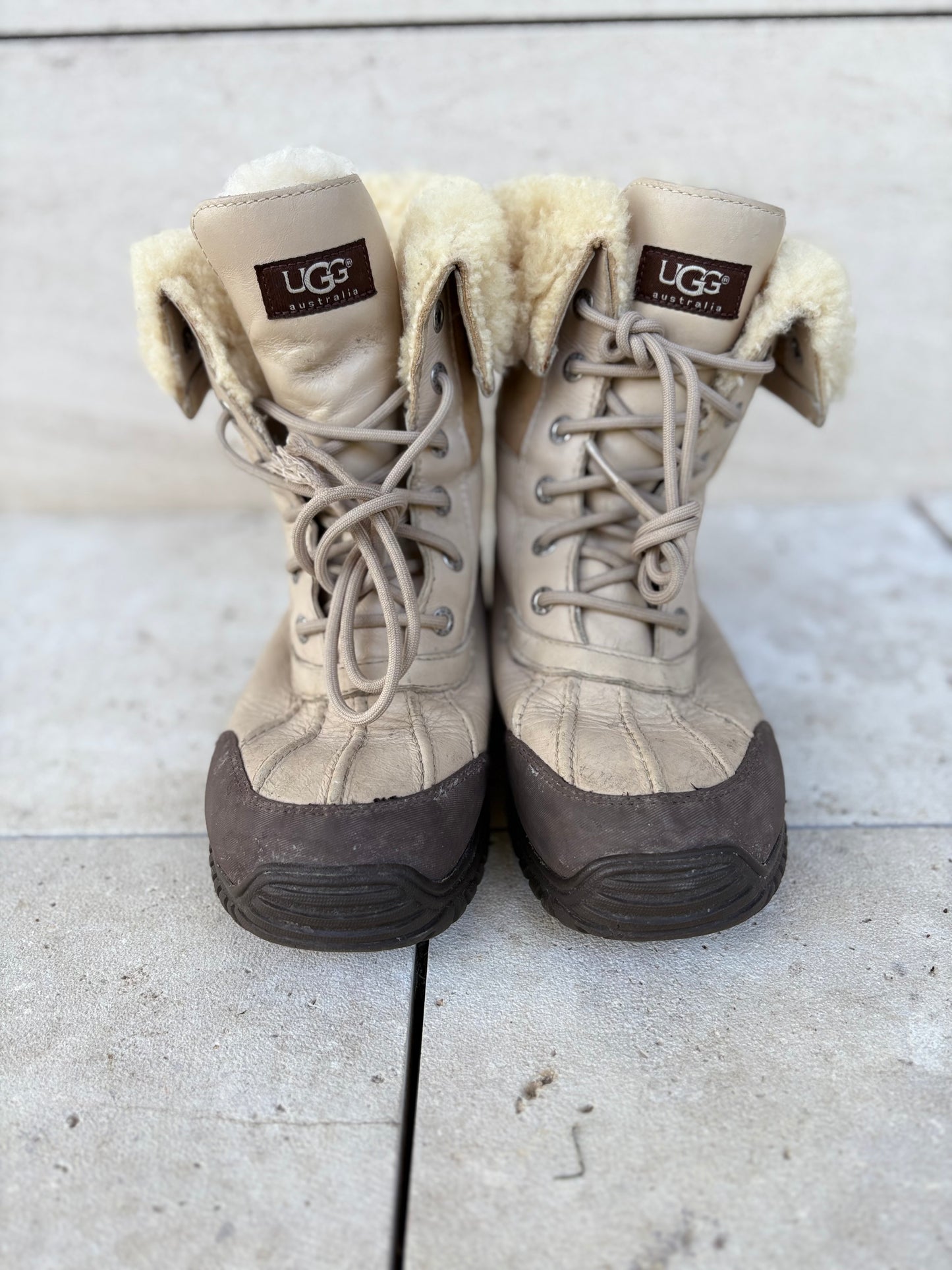 UGG. Botines piel y borrego. T 40