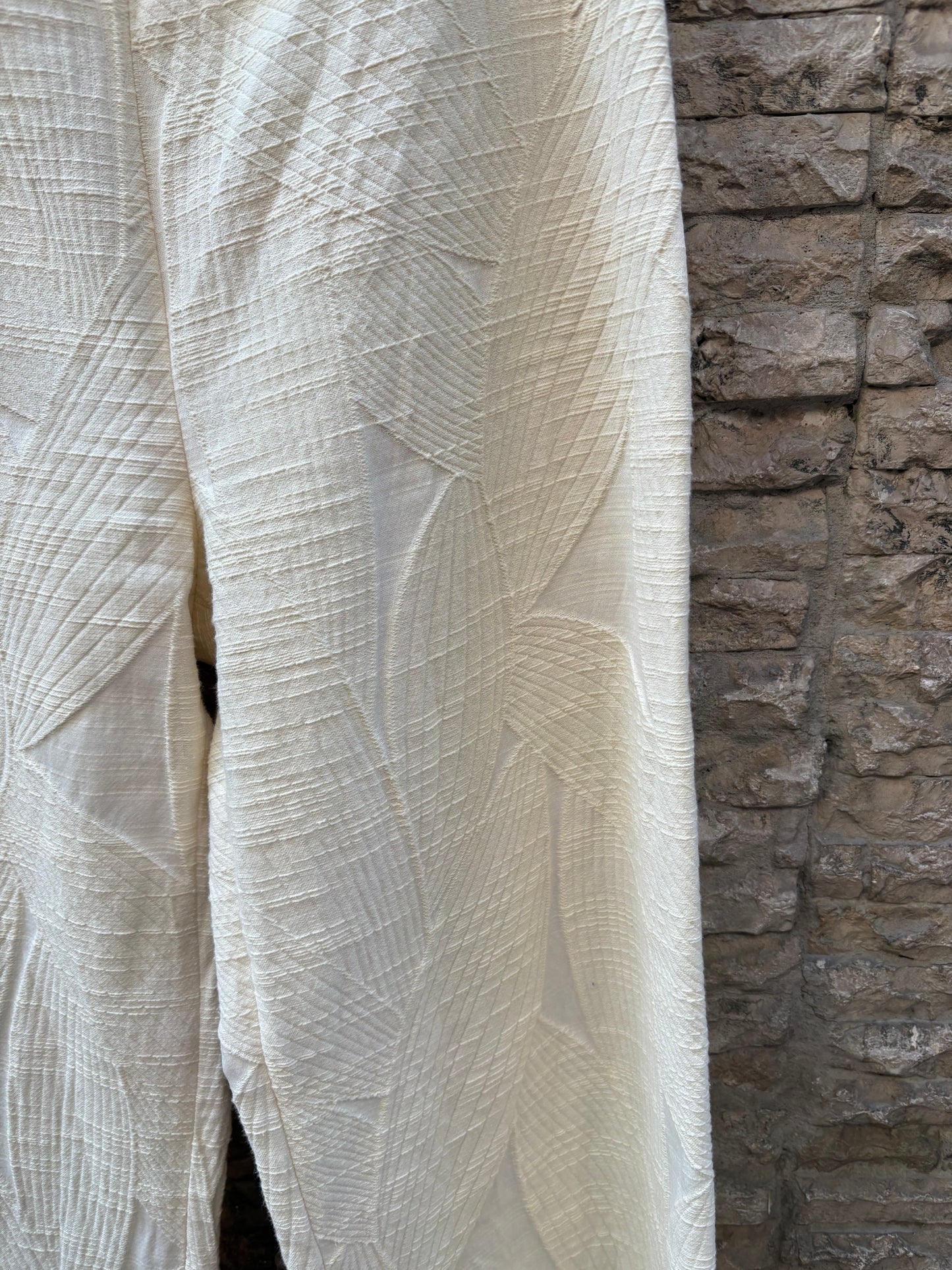 PANAMBI. pantalón textura en crudo