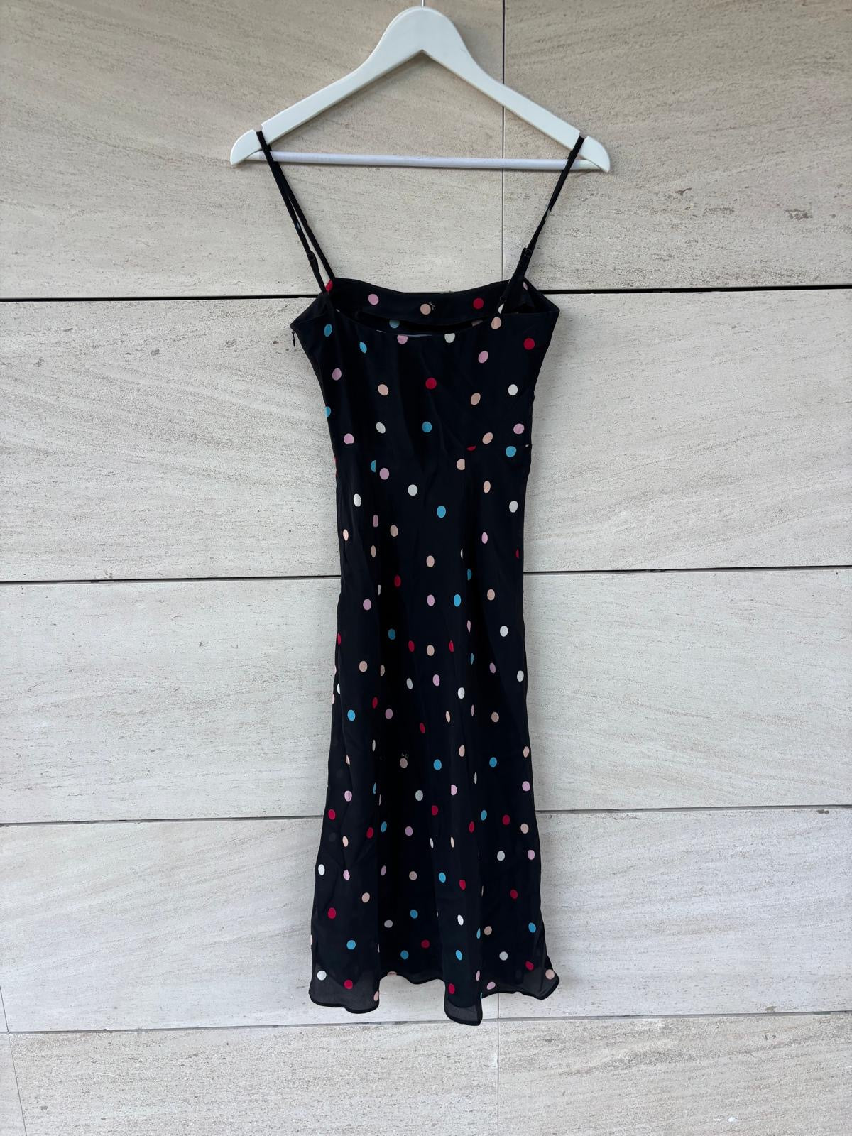 RÉALISATION. Vestido midi seda negro lunares colores