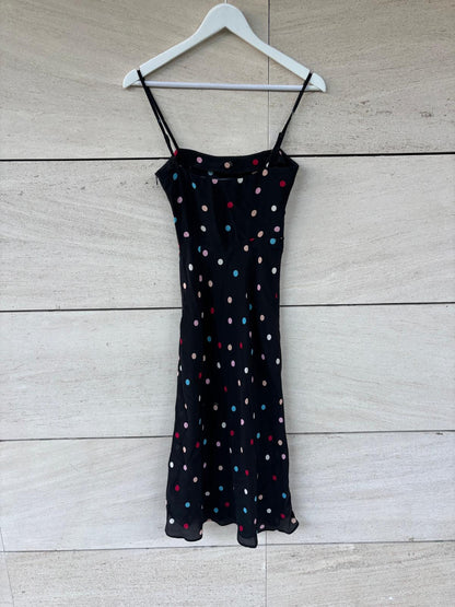 RÉALISATION. Vestido midi seda negro lunares colores