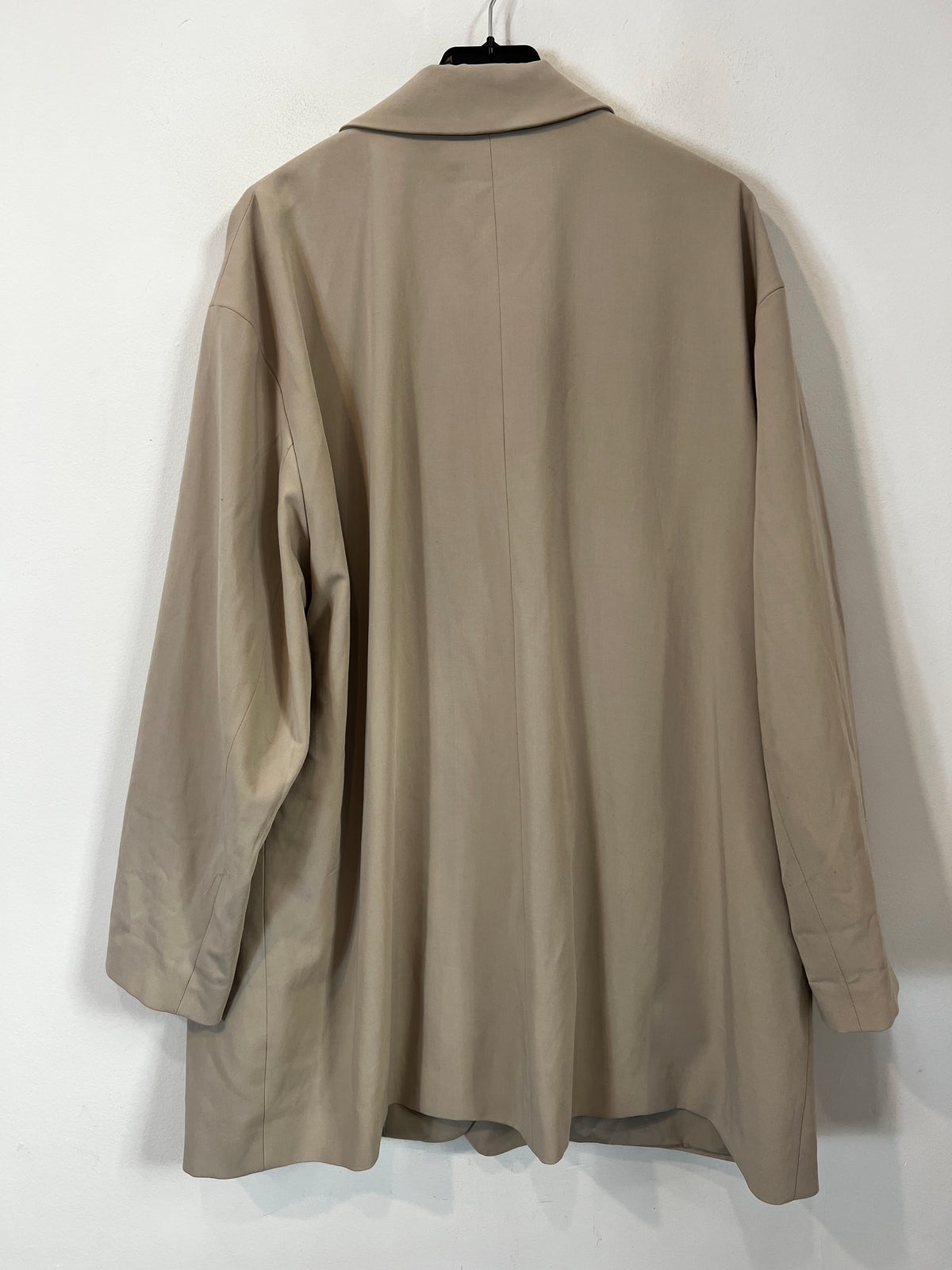 H&M. Chaqueta larga beige fluida
