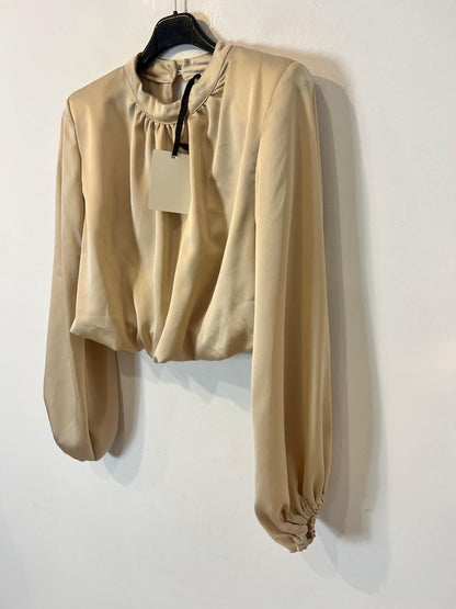 BASYCO JEREZ. Blusa satinada hombreras