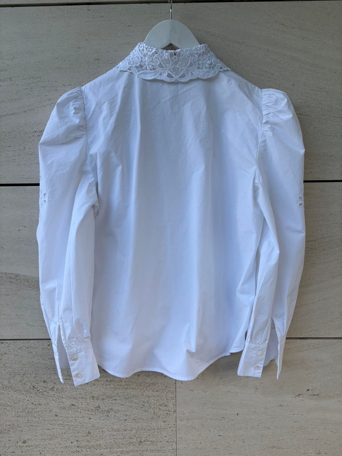ZARA. Camisa blanca detalles troquelados