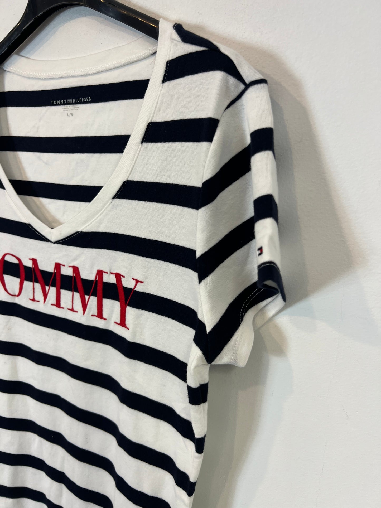 TOMMY  HILFIGUER. Camiseta rayas letras bordadas. T L