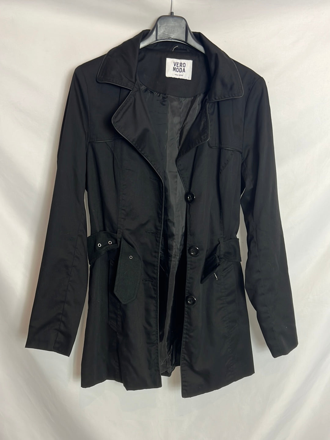 VERO MODA. Gabardina negra. T L