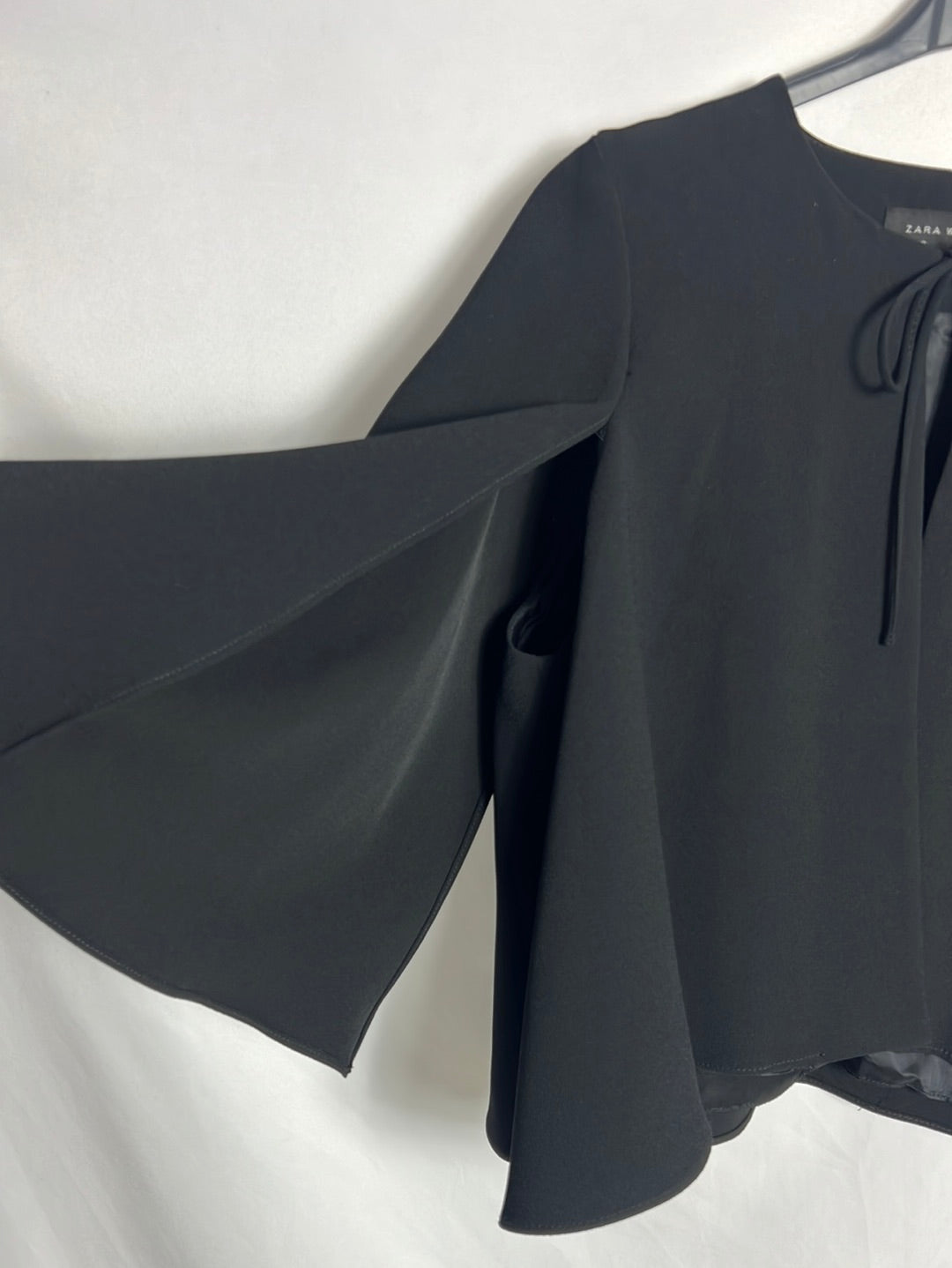 ZARA. Capa corta negra . T S