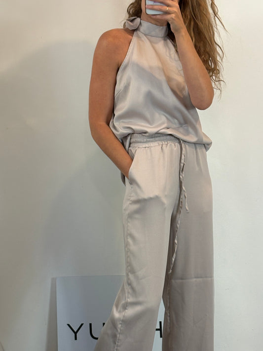Conjunto beige fluido