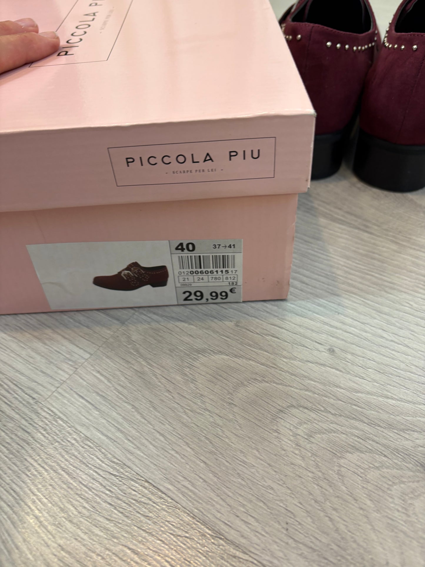 PICCOLA PIU. Zapatos burdeos tachuelas. T 40