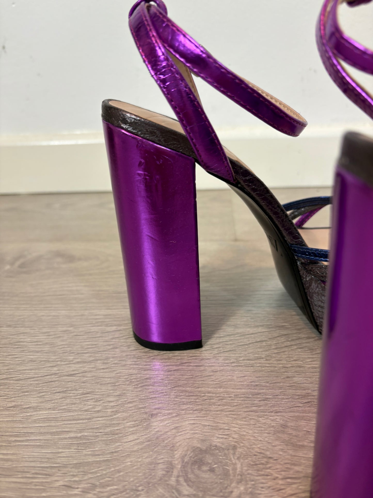 ZARA. Sandalia plataforma tonos metalizados. T 38