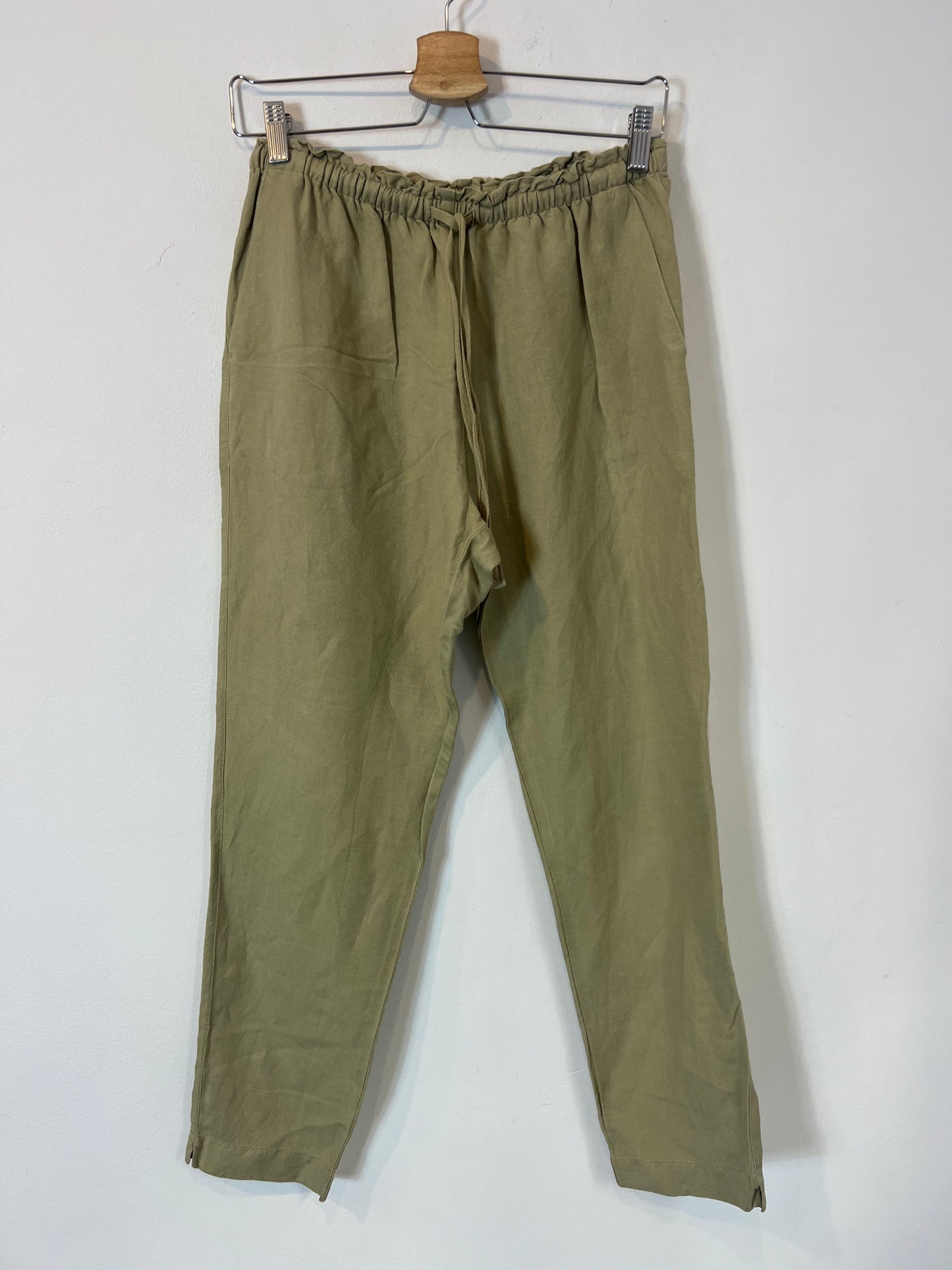 OYSHO. Pantalón verde fluido con lino. T S