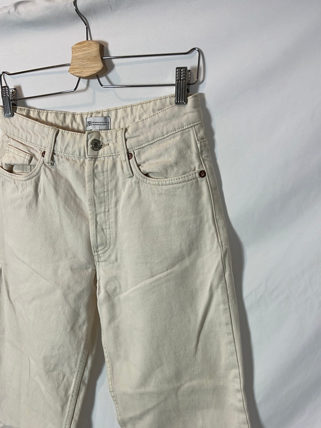 ZARA. Light straight denim with seam detail. Size 34