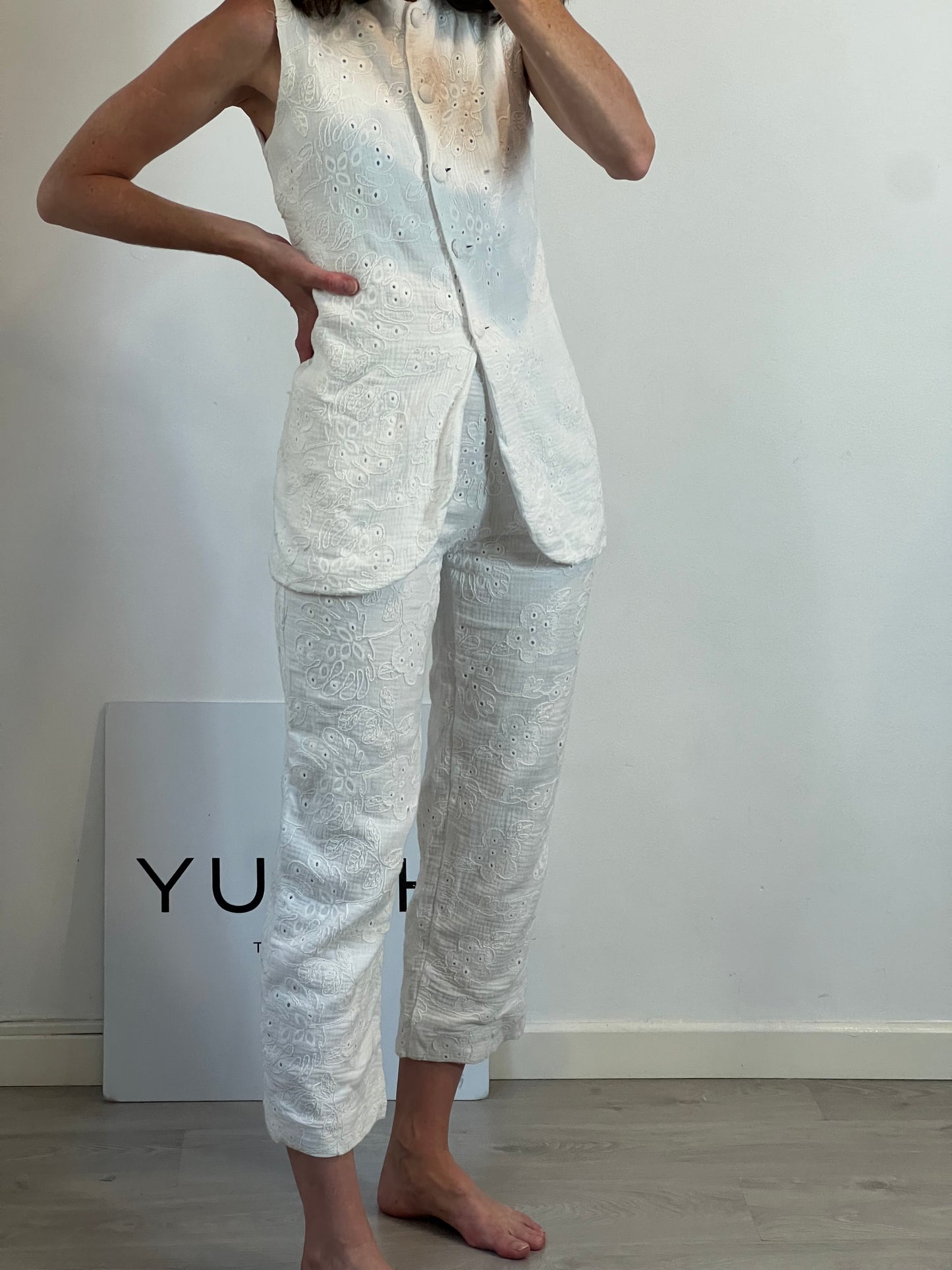 CHIRIBITA. Total look blanco bordado T.s