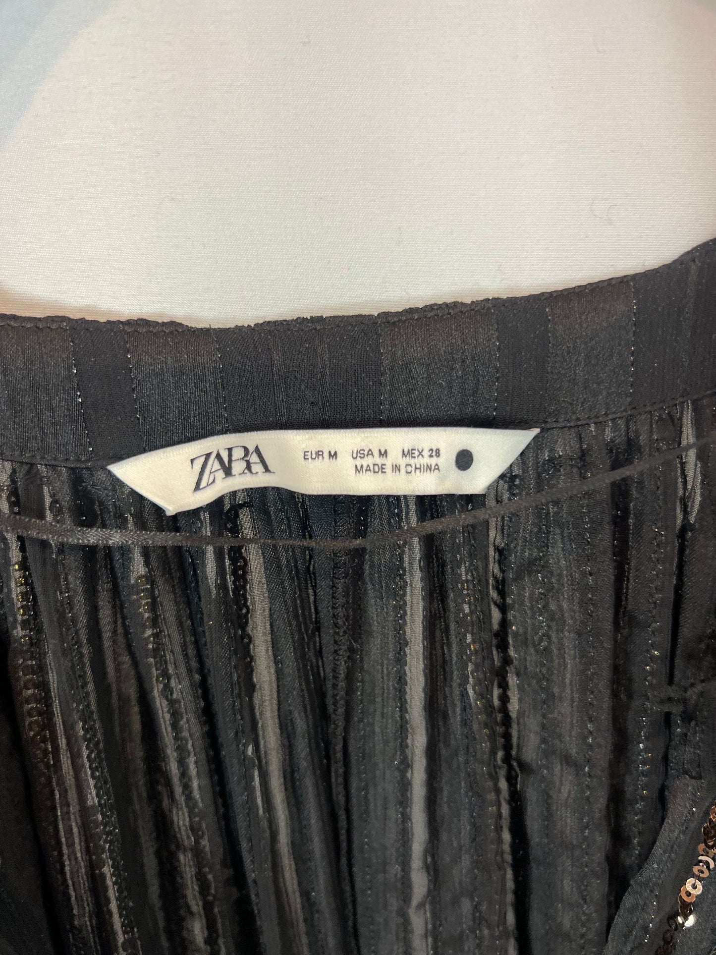 ZARA. Blusa negra lentejuelas. T M