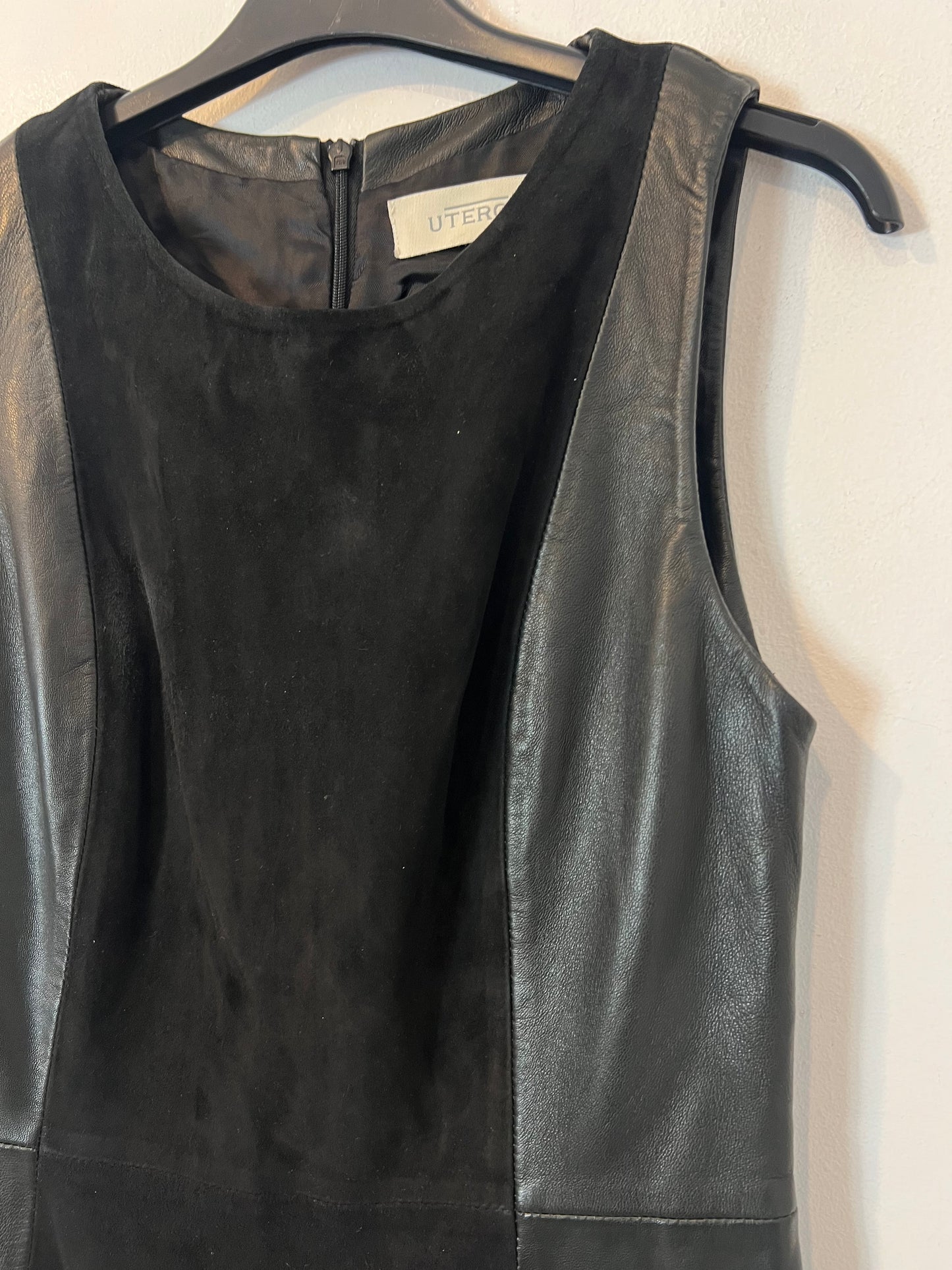 UTERQÜE. vestido negro piel