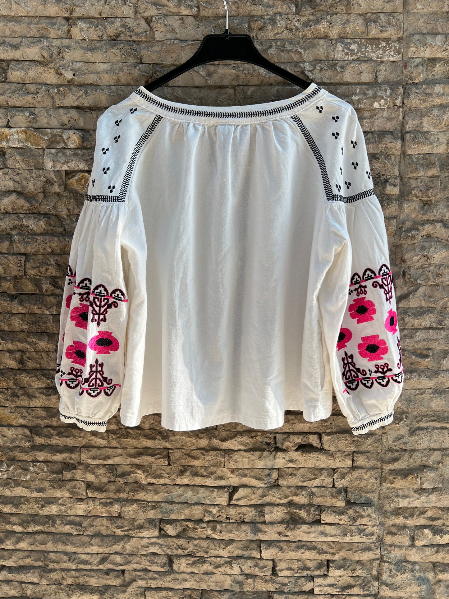VAULT. Blusa blanca bordada