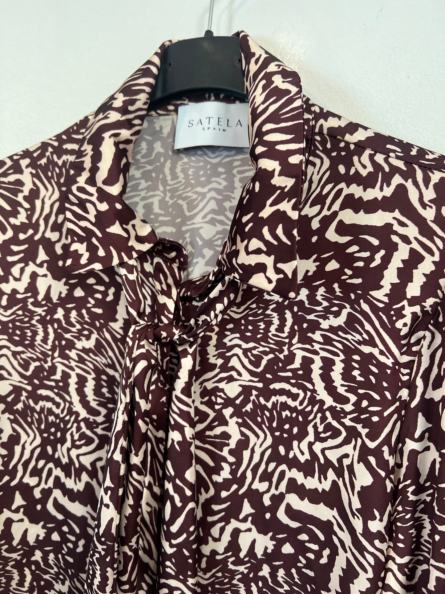 SATELA. Conjunto blusa y falda fluido estampado. T S