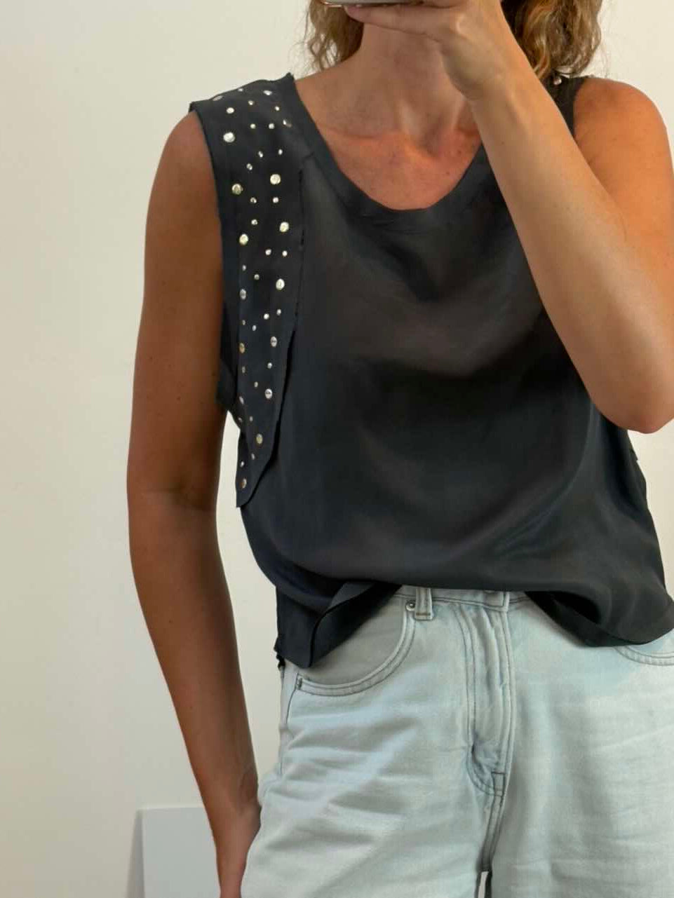 BY ZOÉ. Top seda gris detalle tachuelas