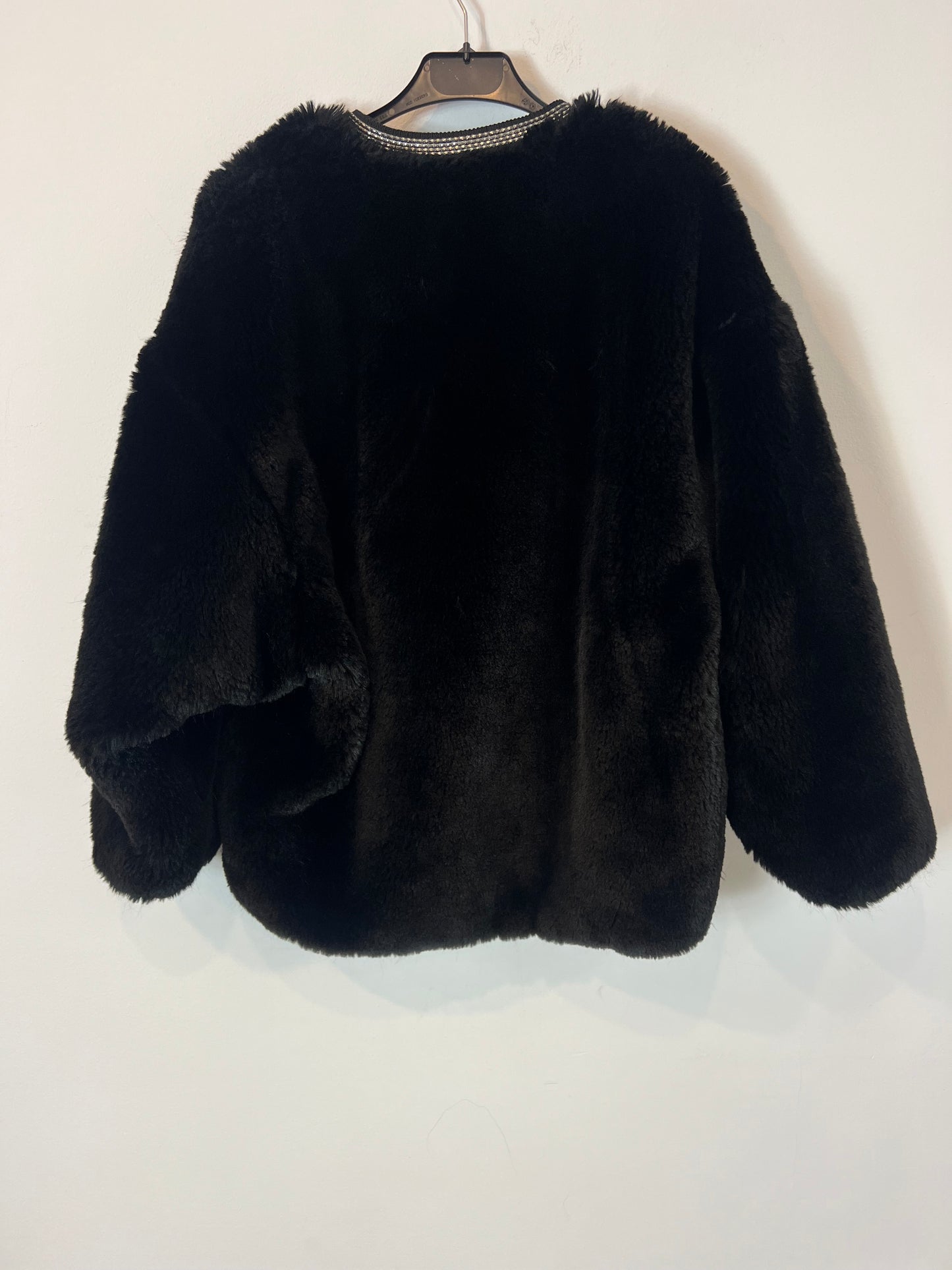 ZARA. Abrigo negro pelo. T S