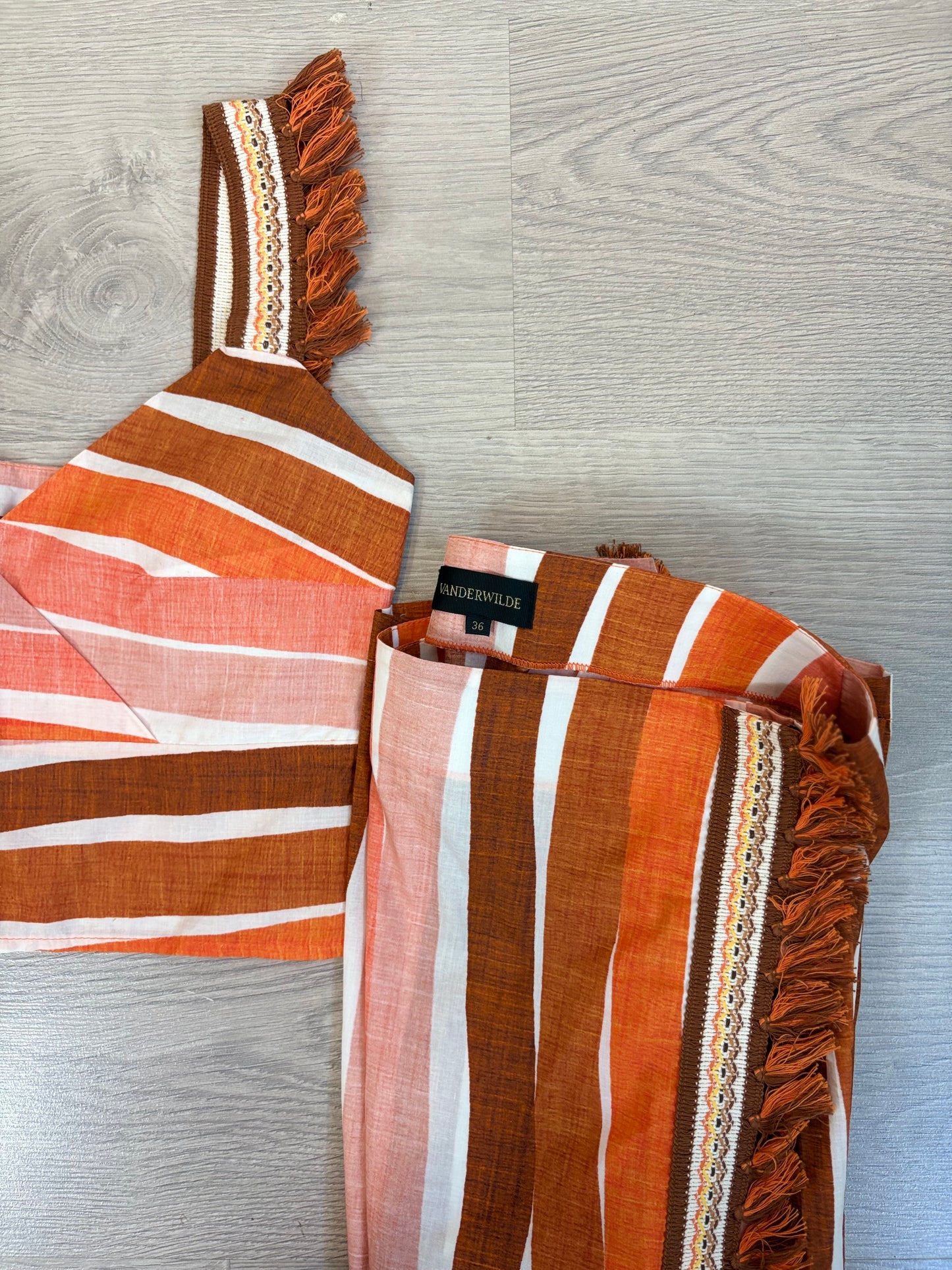 VANDERWILDE. Conjunto top y falda flecos