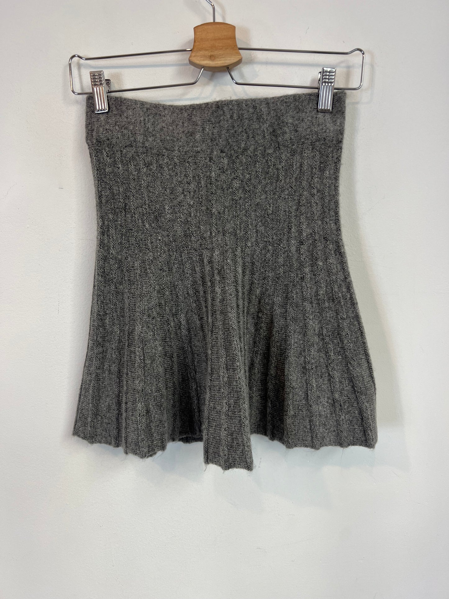 ZARA. Falda gris punto T.s