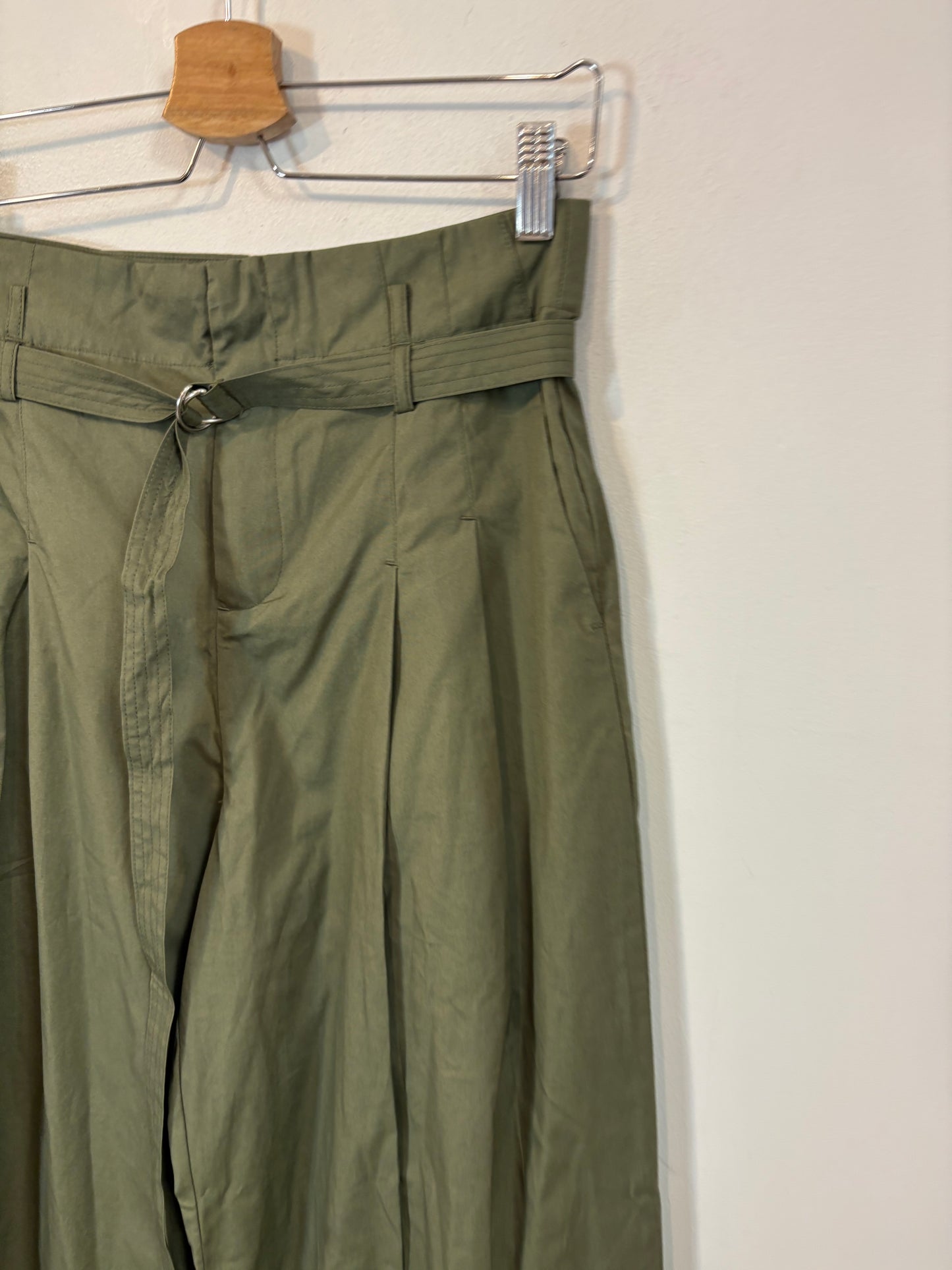 MANGO. Pantalón verde ancho