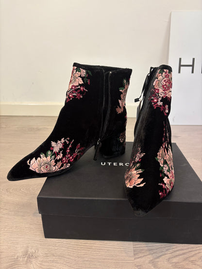 UTERQÜE. Botines negros bordados. T 40