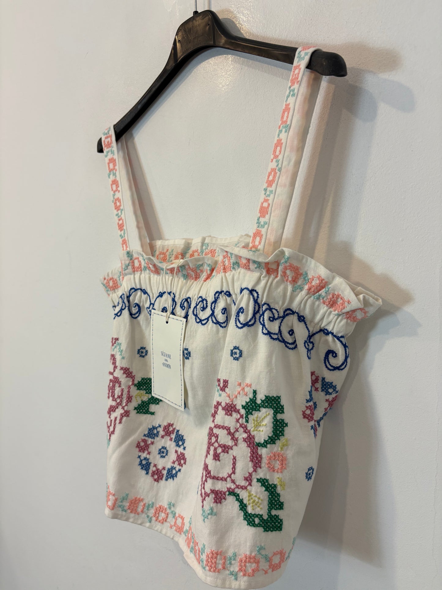 SÉZANE x ANDION. Top blanco bordados