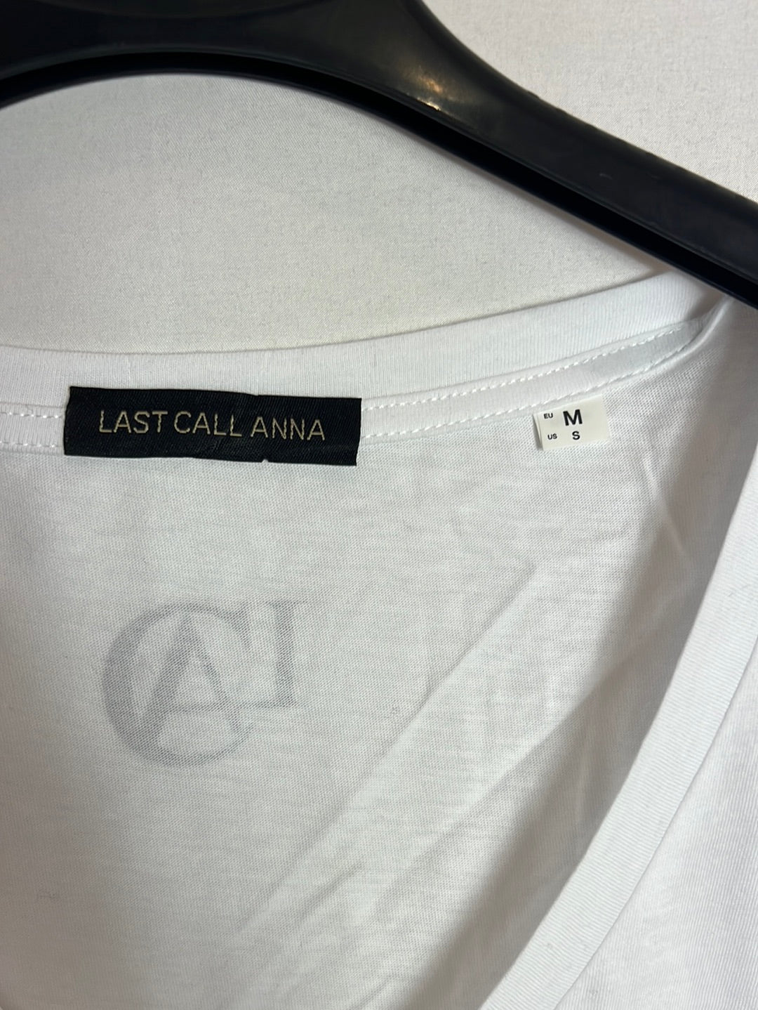 LAST CALL ANNA. Camiseta blanca detalle mangas. T M