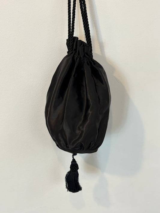 OTRAS. Bombonera negra satinada