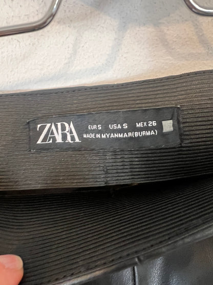 ZARA. Pantalón efecto piel costura. T S