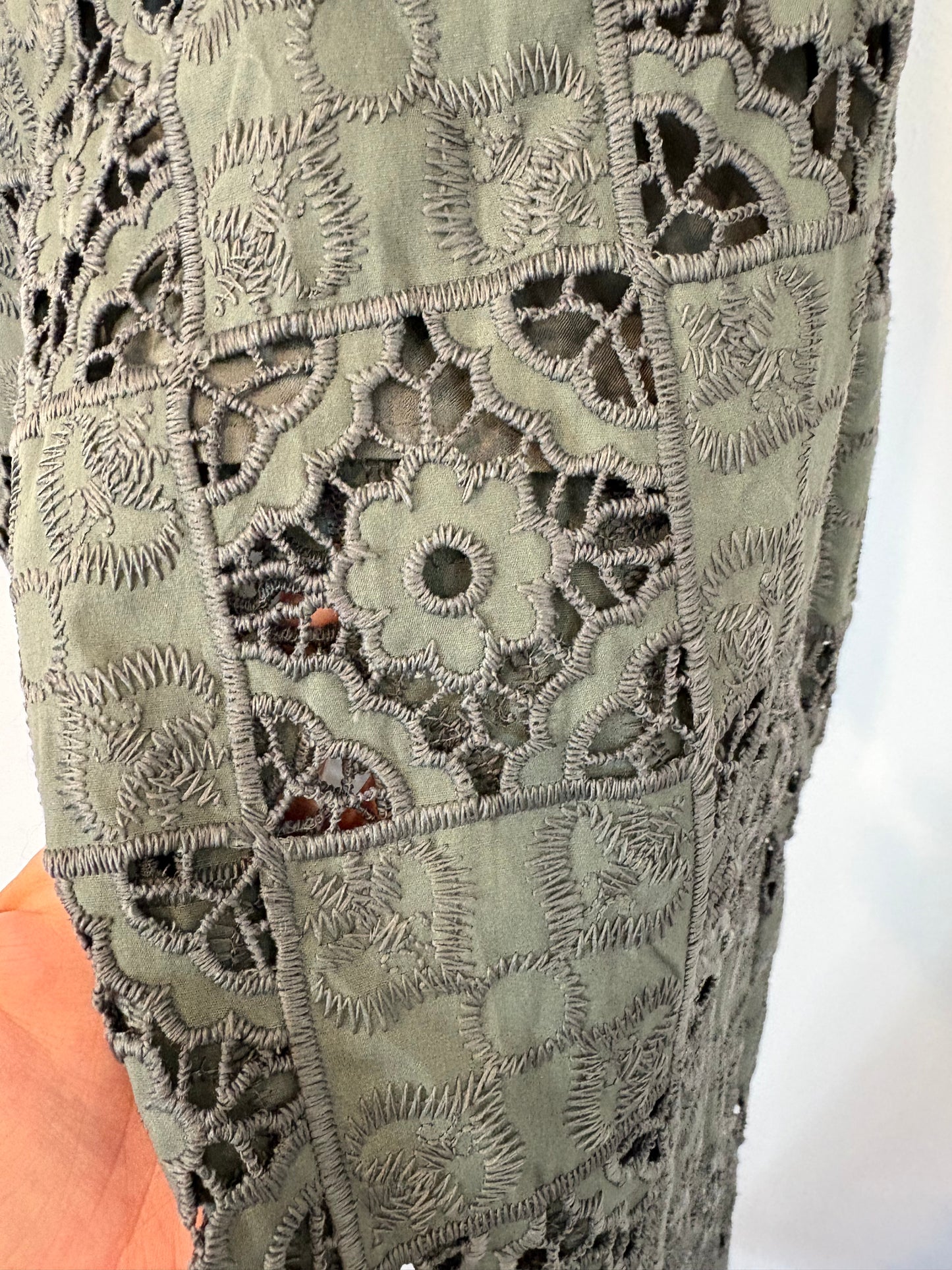 ZARA. Pantalón verde troquelado T.xs