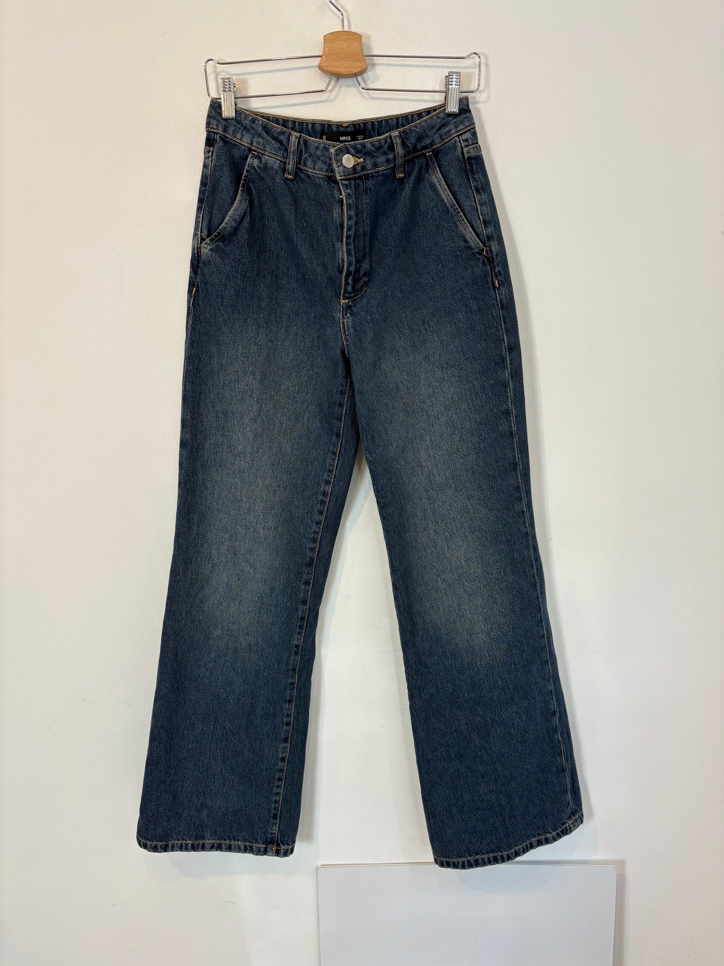 MANGO. Denim pata ancha tiro medio