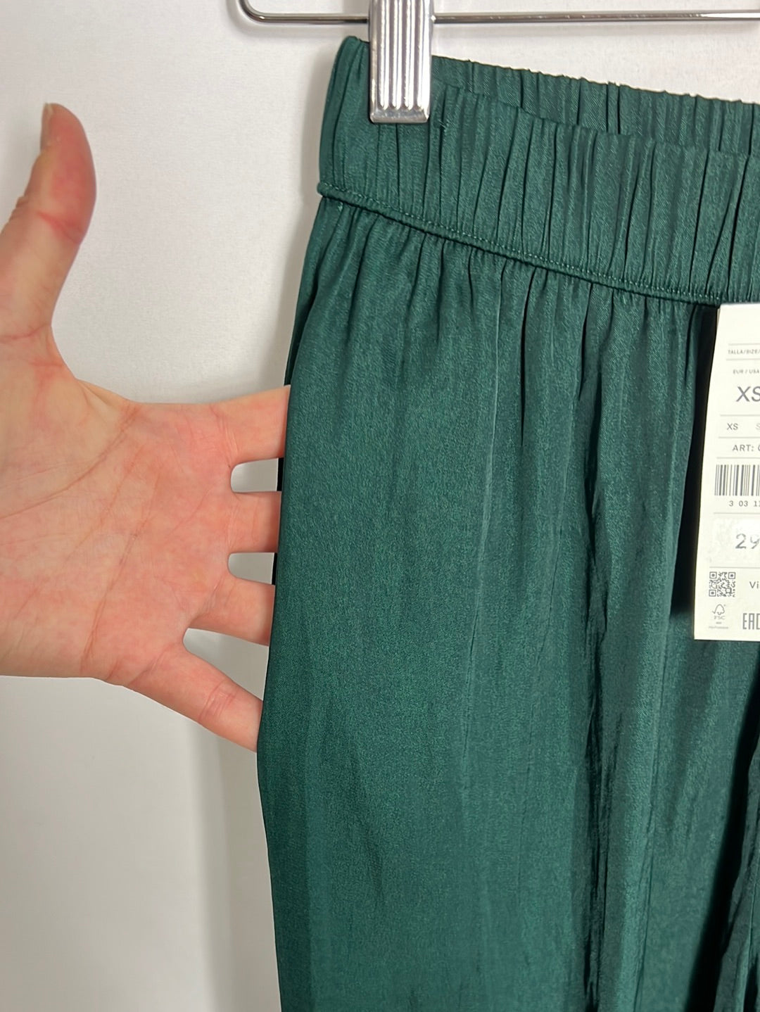 OYSHO. Pantalón fluido verde. T XS