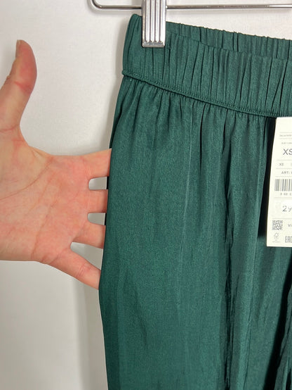 OYSHO. Pantalón fluido verde. T XS