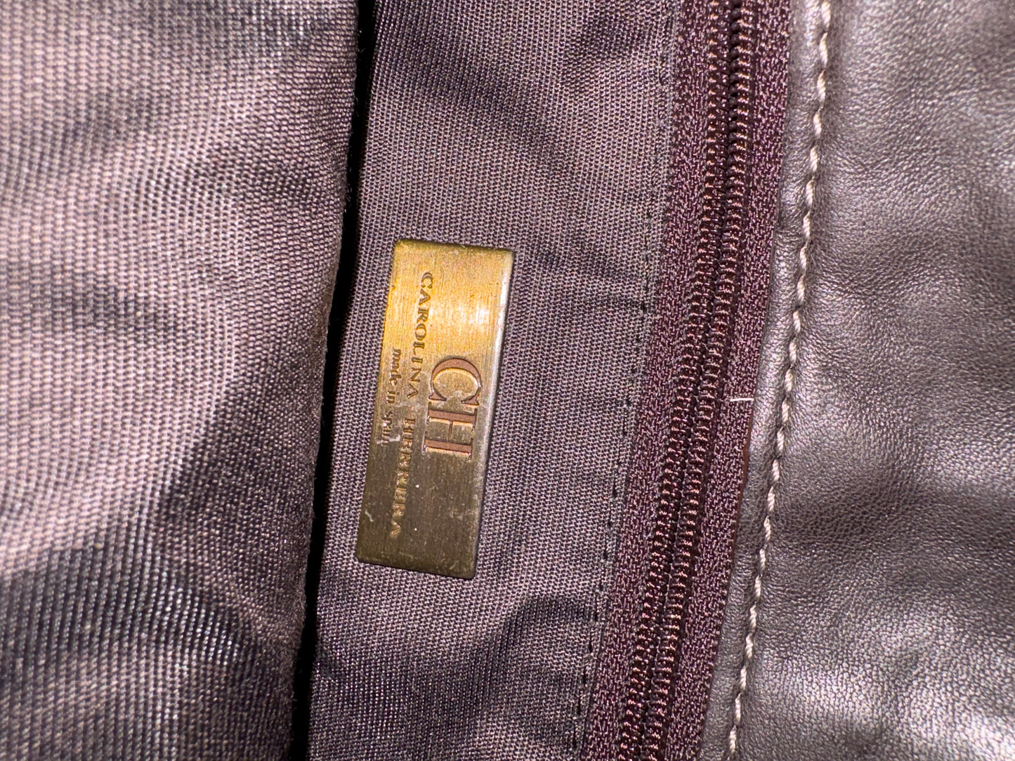 CAROLINA HERRERA. Bolso clutch marrón piel