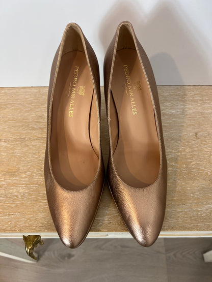 PEDRO MIRALLES. Zapatos de tacón dorados. T 39