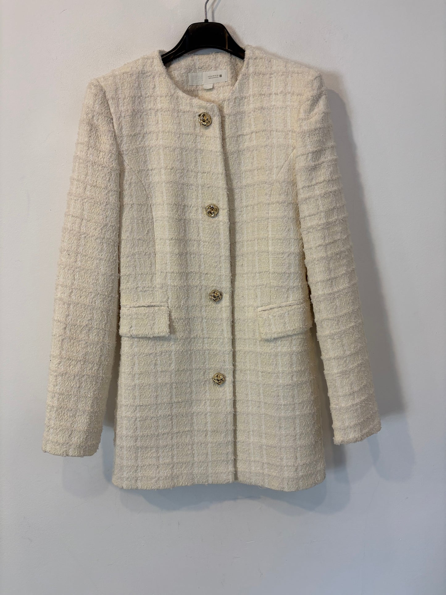 ZARA. Chaqueta tweed blanca