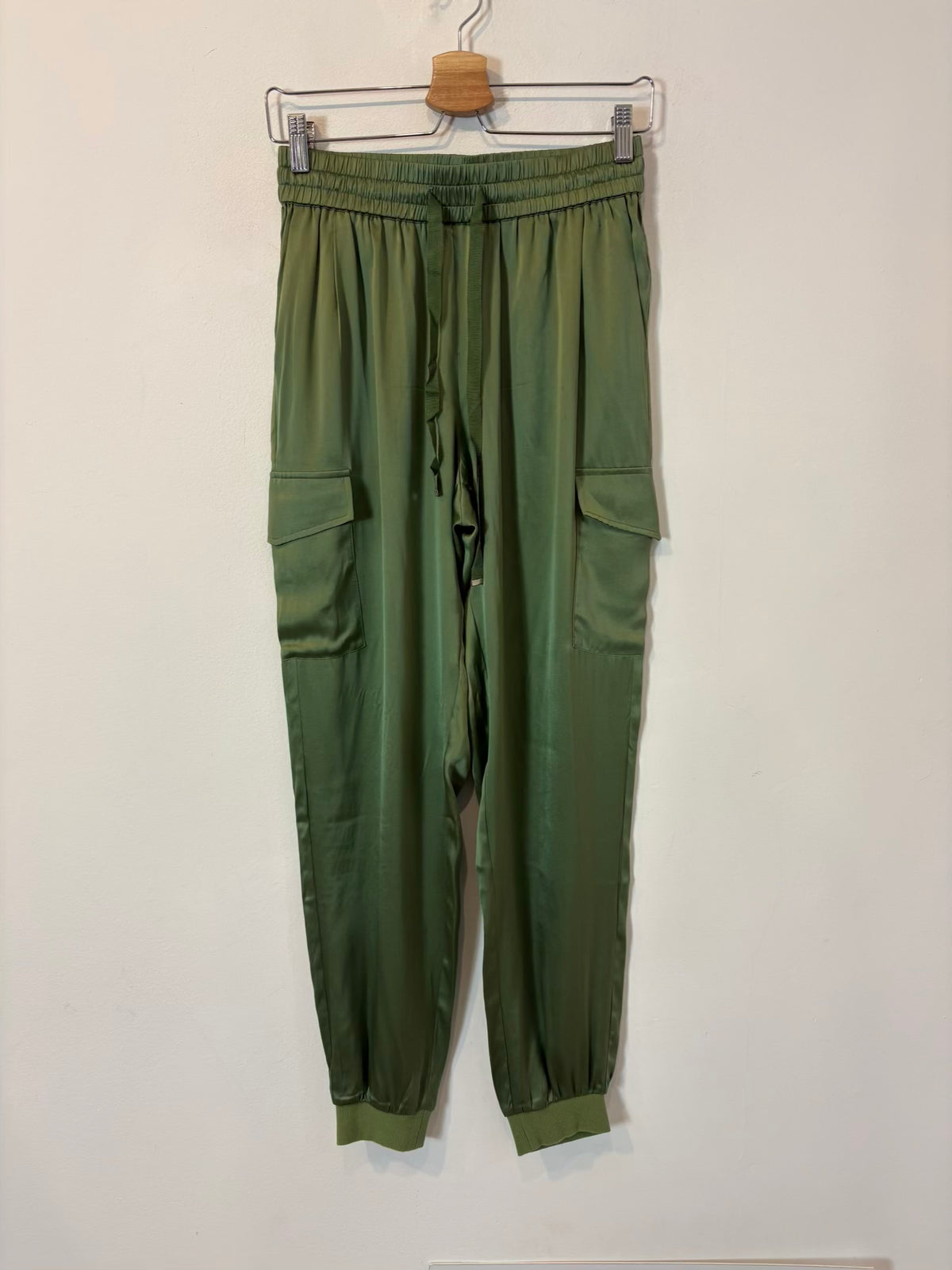 CAMI NYC. Pantalón verde seda bolsillos